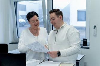 Arbeitssituation bei der IMT Ruhrgebiet GmbH. Mitarbeiterfotos im Büro