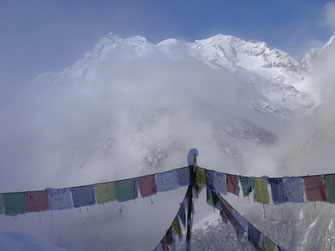 Banderas Tibetanas de oración, vistas desde la ventana