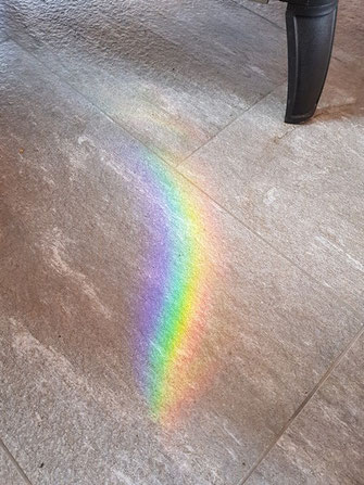 Regenbogenfarben auf dem Boden