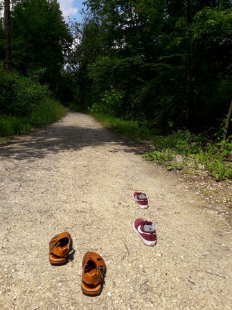 Mönchs-Sandalen und Jogging-Schuhe