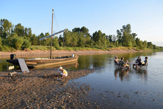 boat-ride-Loire-river-wine-tasting-original-activity-wine-tour-Loire-Valley