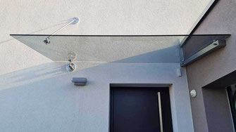 Schlichtes Vordach aus Glas, optimal Einsatzbarkeit als Überdachung deiner Eingangs- oder Haustür.