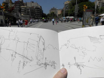 skizzenbuch mit zeichnung der straße vor der sagrada familia