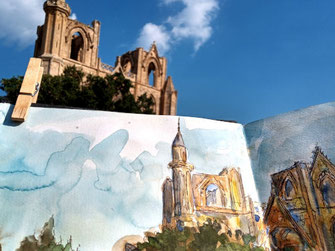 Urban sketching in nordzypern. Skizzenbuch mit Aquarell skizze, im hintergrund kirche