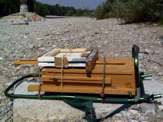 kofferstaffelei auf einem stein an der isar