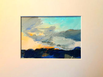 landschaft bei sonnenuntergang. heller farbiger himmel, dunkler horizont