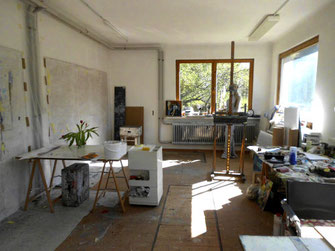 Studio, arbeitssituation mit Staffelei und Bildern