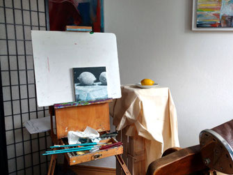 Stillleben mit Zitrone, acrylfarbe auf Leinwand. Arbeitssituation mit Staffelei