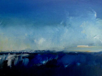 abstrahierte landschaft, wolkenimmel, aufgelöste erde, bergkette im hintergrund