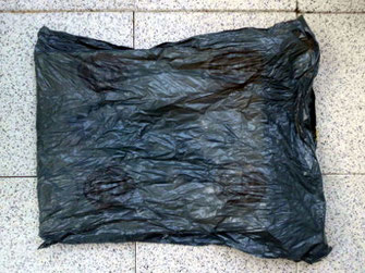 Plastik in den Ozeanen, zeichnung in einem müllsack