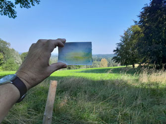 Grundlagen der Malerei, Malkurs an der Kunstakademie Eigenart, Foto aus dem Kurs, Aquarell vor Landschaft