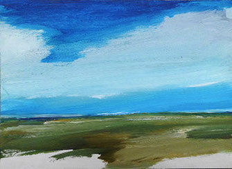 Landschaft mit wiese und blauem himmel