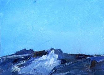 Bergbild, dunkelblaues gebirgsmassiv vor blauem himmel