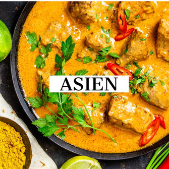Traditionelles Curry und Zutaten auf dunklem Hintergrund. Curry, Limette, Ingwer, Chili, Naan-Brot, Reis, Couscous, Kräuter und Gewürze Flat Lay. Bildtitel Asien und Osteuropa.