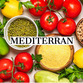 Auswahl an Strauchtomaten, Zitronen, Hülsenfrüchten, Kräutern und gemahlenem Gewürz. Bildtitel Mediterran.