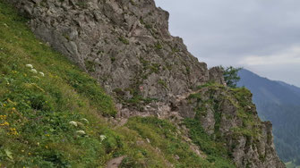 Schmaler Bergpfad über etwas ausgesetzte Stelle auf dem Weg zur Leobnerhütte