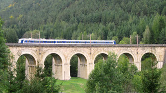 Adlitzgraebnviadukt der Semmering-Weltkulturerbe-Bahn mit ÖBB Elektrotriebwagen 4020