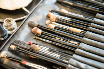 Make‑up Artist trägt Braut‑Make‑up auf