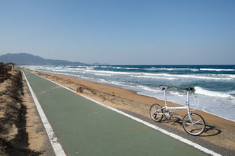 ひびき灘自転車道は世界遺産に登録された宗像・沖ノ島と関連遺産群が点在する地域を巡るコースです。クルマとアップダウンが少なく、休憩所も随所に設置されているので、ポタリングを初めたばかりの方にでもお勧めできるコースです。