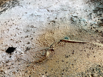 Zimtschwarz, Kaffeesatz und Gold auf Gipsgrundierung auf Leinwand