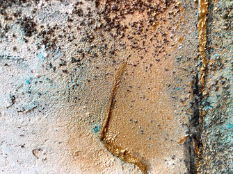 Zimtschwarz, Kaffeesatz und Gold auf Gipsgrundierung auf Leinwand