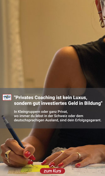 Teilnehmerin markiert Inhalte auf Navigationsblatt â€“ individuelle Vorbereitung im privaten Hochseeschein Coaching.