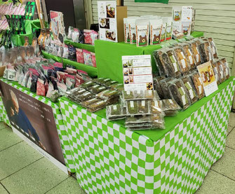 2019年12月新宿駅構内お菓子類販売の様子。
