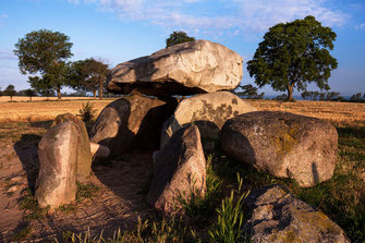 Canon, Canon16-35mm, Canonfotografie, Dolmen-im-warmen-Morgenlicht, Eos50D, Grosssteingrab, Landschaftsfotografie, Mecklenburg-Vorpommern, Megalithgrab, Querformat, Rerik, Steingrab, Steinzeit, warmes-Licht, Weitwinkelaufnahme