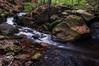 romantisches-Ilsetal-im-Herbst, bunt, farbenfroh, Nationalpark-Harz, Herbstlaub-im-Ilsetal, Harzfluss, Langzeitbelichtung, wandern-im-Harz, Highlight-im-Harz, Harzfoto, Harz-Natur, Canonfoto, Canon, Canon-16-35mm, Harzlandschaft