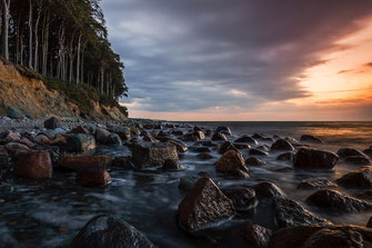 Landschaftsfoto, Landschaftsfotografie, Langzeitbelichtung, leuchtender-Himmel-ueber-Mecklenburger-Bucht, Mecklenburg-Vorpommern, Ostseebad-Heiligendamm, Sonnenuntergang-an-der-Steilkueste-von-Heiligendamm, Ostsee-Sonnenuntergang, umspuelte-Steine