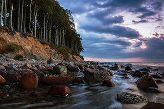 Landschaftsfoto, Landschaftsfotografie, Langzeitbelichtung, leuchtender-Himmel-ueber-Mecklenburger-Bucht, Mecklenburg-Vorpommern, Ostseebad-Heiligendamm, Sonnenuntergang-an-der-Steilkueste-von-Heiligendamm, Ostsee-Sonnenuntergang, umspuelte-Steine