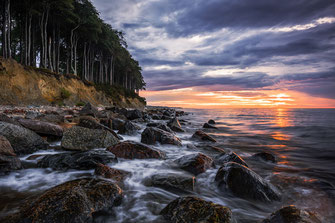 Querformat, Landschaftsfotografie, Langzeitbelichtung, leuchtender-Himmel-ueber-Mecklenburger-Bucht, Mecklenburg-Vorpommern, Ostseebad-Heiligendamm, Sonnenuntergang-an-der-Steilkueste-von-Heiligendamm, Ostsee-Sonnenuntergang, umspuelte-Steine