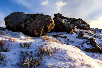 Wolfswarte-im-Winter-im-Abendlicht, ueberfrorene-Felsformationen, Bruchberg, Nationalpark-Harz, Harzer-Winterlandschaft, Oberharz, Harzer-Wandernadel, Stempelstelle-135, wandern-im-Harz, Highlight-im-Harz, Harz-Natur, Canonfoto, Canon, Canon-16-35mm