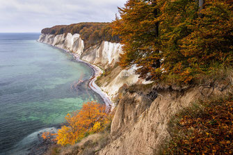 Buchenwald-Ruegen, Canon16-35mm, Canonfotografie, EOS90D, Herbstfarben, Herbstwald, Kreidekueste-Insel-Ruegen-im-Herbst, Kreidefelsen-Ruegen, Landschaftsfotografie, Mecklenburg-Vorpommern, Meerblick, Nationalpark-Jasmund, Ostsee, Querformat, Steilkueste