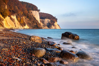 Canon16-35mm, Kreidefelsen-auf-Ruegen, Kreidekueste-im-Herbst, Landschaftsfotografie, Langzeitbelichtung, Mecklenburg-Vorpommern, Nationalpark-Jasmund, Ostsee, Sonnenaufgang-am-Meer, Sonnenaufgang-Kreidekueste-Ruegen, Steilkueste, Steinstrand