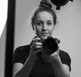 Kameramann Kamerafrau Frankfurt Fotograf FFM Fotografie Frankfurt günstige Fotos schießen lassen Hochzeitsfoto in Frankfurt Kamera professionelle Fotos Videos Aufnahmen Bilder billiger Fotograf in Hessen Fotografin Rosa Thielmann preiswert günstig
