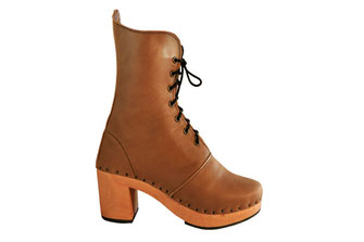 sabots suédois relooké en bottines pour femme sur semelle de bois et talon haut. C'est une véritable chaussure de ville, avec une tige en cuir taupe élancée et chic.