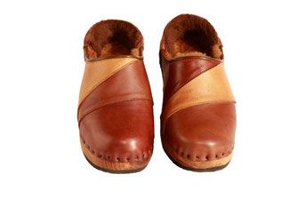 Modèle de sabot suédois fermés, pour l'hiver et pour homme, en 3 coloris de cuirs extérieurs et doublure en peau de mouton.