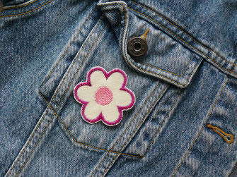 gestickter Blumen Patch im Retro-Look aus hellem Jeansstoff als kleiner Flicken zum aufbügeln für die Jeansjacke