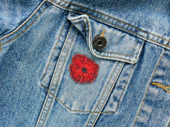 gestickter Blüten-Patch als Accessoire für Jeansjacke