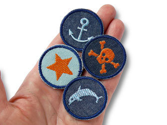 Set mit vier kleinen Patches zum aufbügeln mit maritimen Motiven bestickt