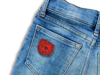 Mohnblumen Patch als Highlight auf eine Hose gebügelt