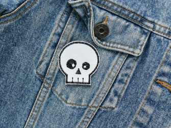 Totenkopf-Aufnäher als Patch für Jeansjacke