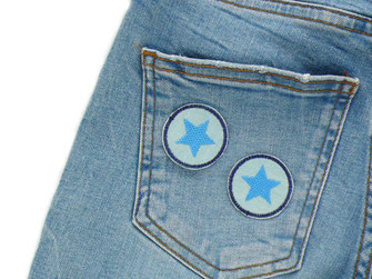 kleine Stern Patches als Accessoire auf eine Jeanshose gebügelt