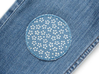 Bild: Hosenflicken zum aufbügeln mit kleinen Blüten blau-grau, runde Flicken für Jeanshosen