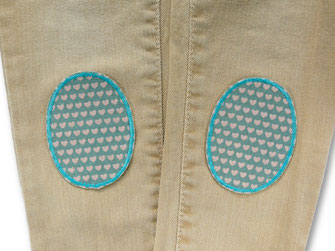 schmale Bügelflicken für schmale Kinderhosen mit kleinen Herzen auf türkis