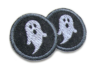 kleine weiße Gespenstern Patches zum aufbügeln, gestickt auf schwarzem Jeansstoff, als Mini Flicken zum reparieren von Hosenlöchern