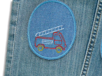 Nahaufnahme eines Bügelflickens mit aufgestickter Feuerwehr