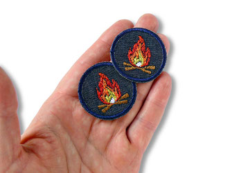 zwei kleine Jeans-Patches mit aufgesticktem Lagerfeuer
