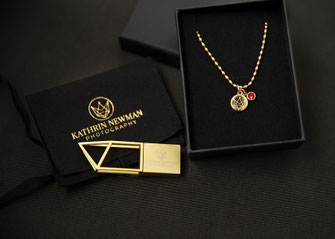Geschenke für alle Kundinnnen, eine Kette und ein exklusiver USB-Stick für deine Boudoirbilder
